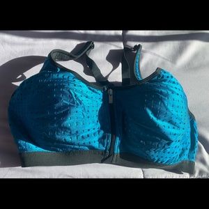 Victoria Secret Sports Bra 38c zip & clasp front